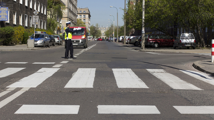 Czy w tej sytuacji sygnał dawany przez policjanta zezwala na wjazd na skrzyżowanie?